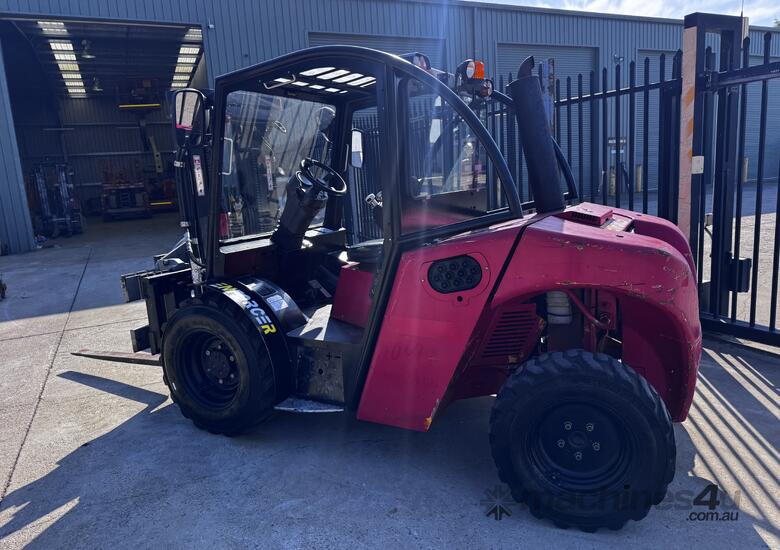 2016 Used 4WD 3 ton Bomaq Rough Terrain Forklift image 3