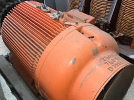 250 kw 330 hp 8 pole 415 v AC Electric Motor - picture1' - Click to enlarge