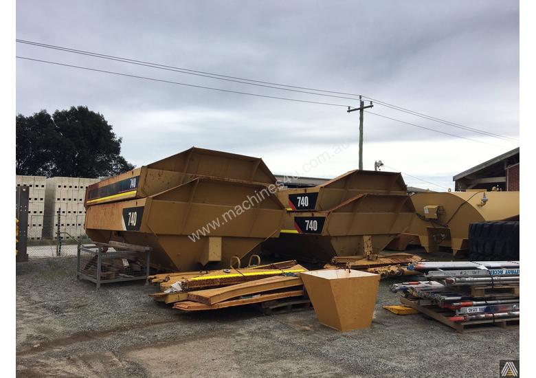 caption CATERPILLAR 740 TRAY WITH RAMS (4 AVAILABLE)