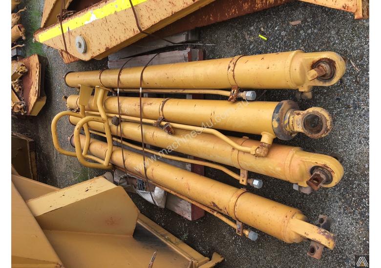 caption CATERPILLAR 740 TRAY WITH RAMS (4 AVAILABLE)