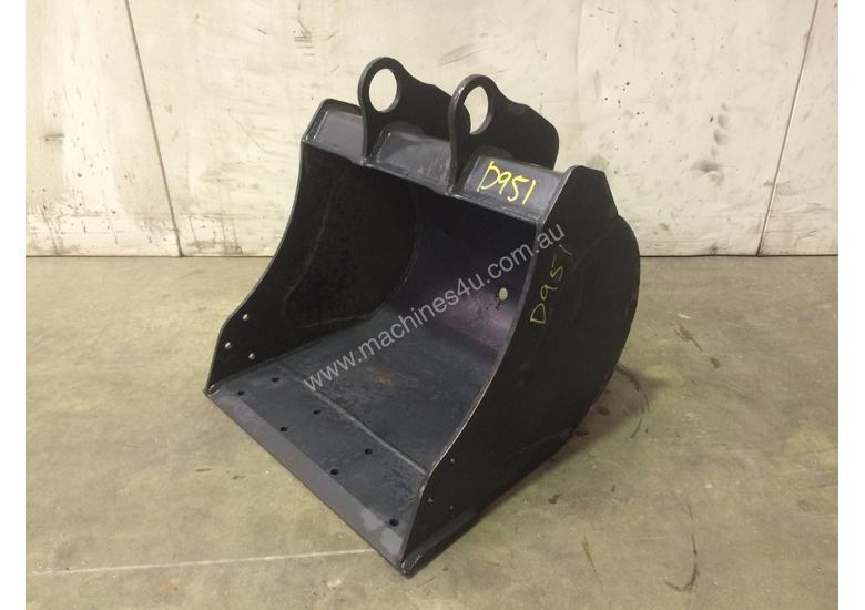 caption UNUSED 450MM BUCKET WITH BLANK HOOKUPS SUIT 1-2T EXCAVATOR D951