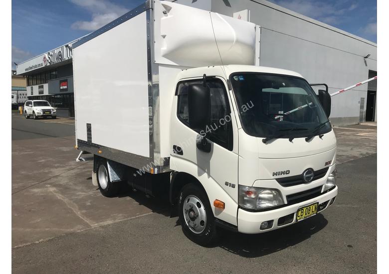 caption Hino 616 - 300 Series Pantech Truck