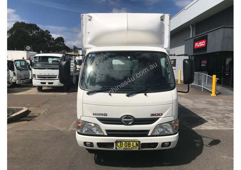 caption Hino 616 - 300 Series Pantech Truck