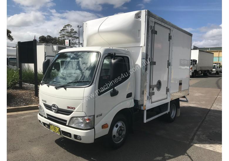 caption Hino 616 - 300 Series Pantech Truck