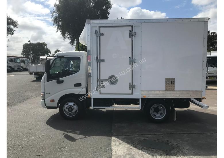 caption Hino 616 - 300 Series Pantech Truck