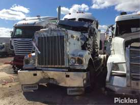 2010 Kenworth T908 - picture2' - Click to enlarge