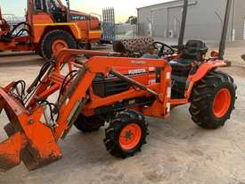 Kubota B2710 Tractor - picture0' - Click to enlarge