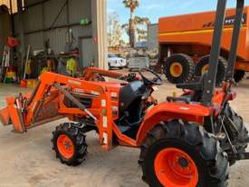 Kubota B2710 Tractor - picture1' - Click to enlarge
