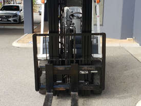 Uni-Carriers 2000kg LPG Forklift with 4350mm Three Stage Container Mast (Late Model & Low Hours) - picture0' - Click to enlarge