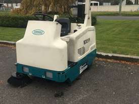 Tennant Sweeper Scrubber - picture2' - Click to enlarge
