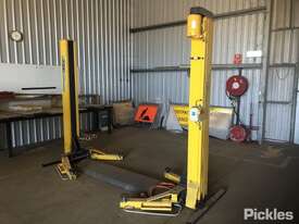 2 Post Screw Hoist - picture0' - Click to enlarge