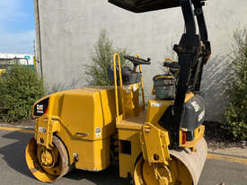 Caterpillar CB224E Vibrating Roller Roller/Compacting - picture0' - Click to enlarge