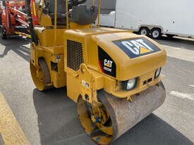 Caterpillar CB224E Vibrating Roller Roller/Compacting - picture1' - Click to enlarge