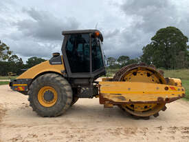 Volvo SD200 Vibrating Roller Roller/Compacting - picture0' - Click to enlarge