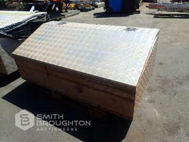 ALUMINUM CHECKER PLATE STORAGE BOX - picture1' - Click to enlarge