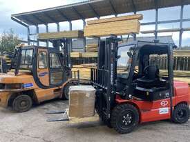 EFL302 Li-ion Forklift Truck 3.0T - picture0' - Click to enlarge