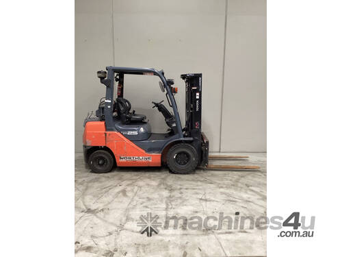 caption Toyota Forklift 2.5T Container Mast with Tyne Positioners (Unit#:AU405)