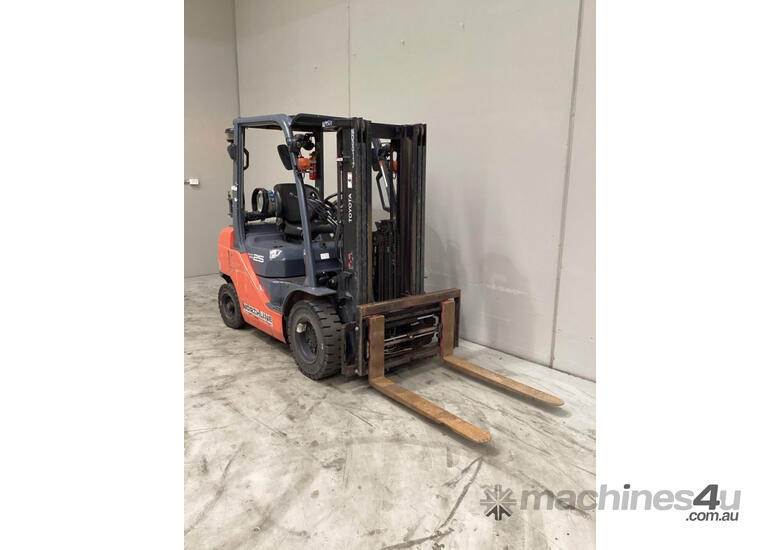 caption Toyota Forklift 2.5T Container Mast with Tyne Positioners (Unit#:AU405)