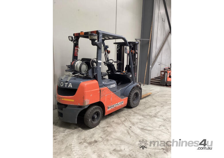 caption Toyota Forklift 2.5T Container Mast with Tyne Positioners (Unit#:AU405)