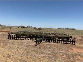 JOHN DEERE 331 Offset Disc  - picture0' - Click to enlarge