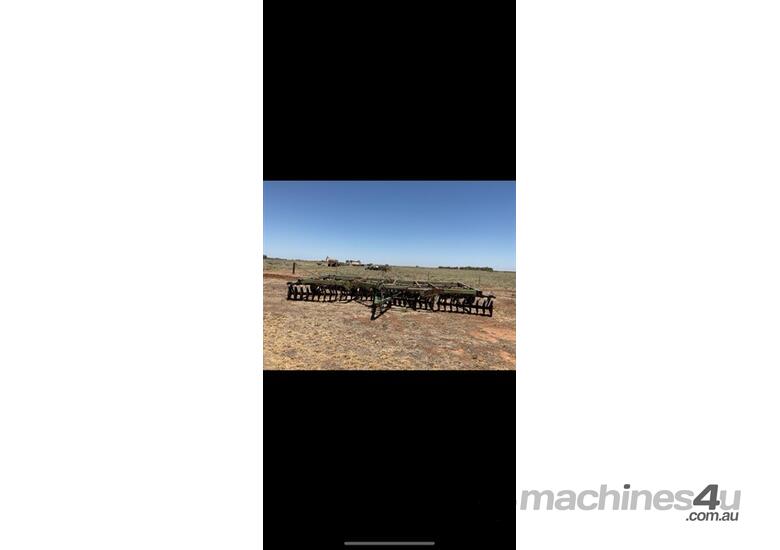 caption JOHN DEERE 331 Offset Disc