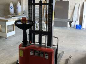 Electric Walker stacker - picture0' - Click to enlarge