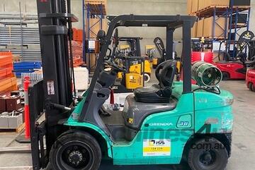 Mitsubishi 3000KG Base capacity gas powered forklift with 6470mm Lift height 3 stage mast