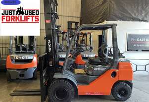 TOYOTA 8FG25 S/N 60975 DELUXE 2015 MODEL 2.5 TON CAPACITY LPG/GAS FORKLIFT 4.5 M 2 STAGE MAST