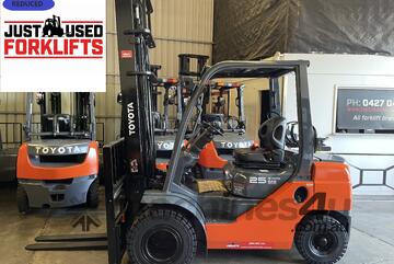TOYOTA 8FG25 S/N 60975 DELUXE 2015 MODEL 2.5 TON CAPACITY LPG/GAS FORKLIFT 4.5 M 2 STAGE MAST
