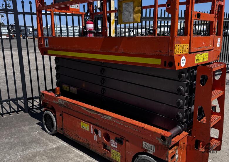 2015 32FT Dingli Electric Scissor Lift image 2