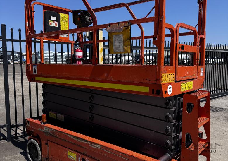 2015 32FT Dingli Electric Scissor Lift image 3