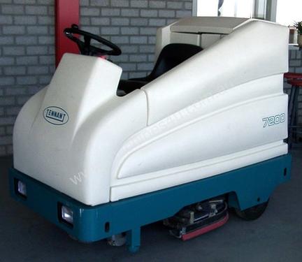 TENNANT 7200 RIDE ON SCRUBBER 