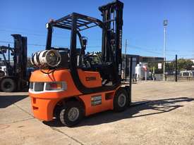 CLARK 2.0T SMALL WHEEL BASE USED FORKLIFT - picture1' - Click to enlarge