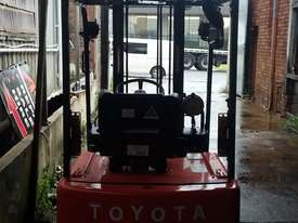 Toyota 1.8 Ton 3 Wheel Electric Forklift New Battery Container Mast  - picture2' - Click to enlarge