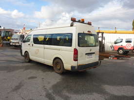 2005 Toyota Hiace 200 Series 12 Seater Commuter Bus - In Auction - picture1' - Click to enlarge