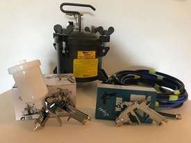 Spray guns (never used in boxes) - picture0' - Click to enlarge