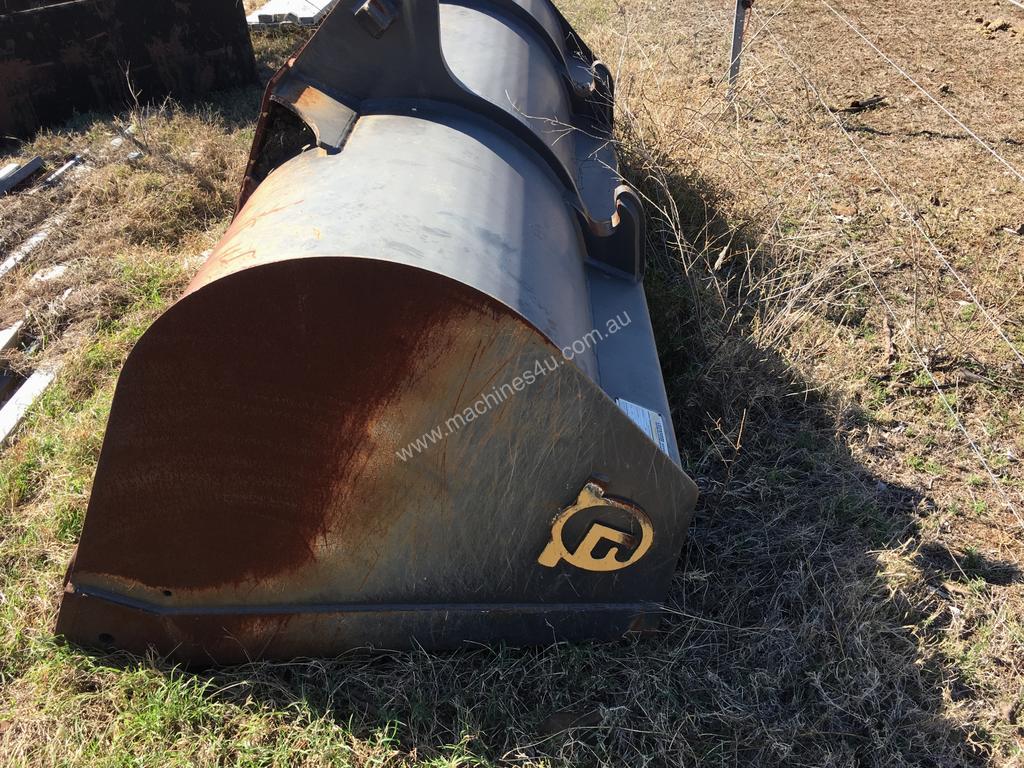 Used 2 m3 gP bucket as new Euro style quick hitch 2m3 quick hitch