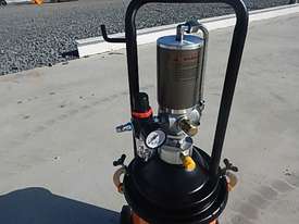 Ashita 8Q-1 Grease Pump - picture2' - Click to enlarge