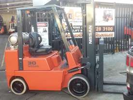 Nissan Forklift 3 Ton 5700mm Lift Container mast New Paint Negotiable - picture2' - Click to enlarge