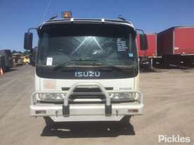 2001 Isuzu FRR500 - picture1' - Click to enlarge