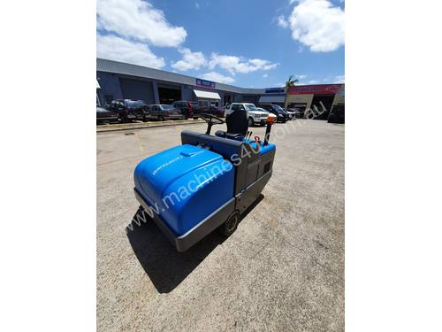 Conquest PB115E Ride on Electric sweeper. low hours