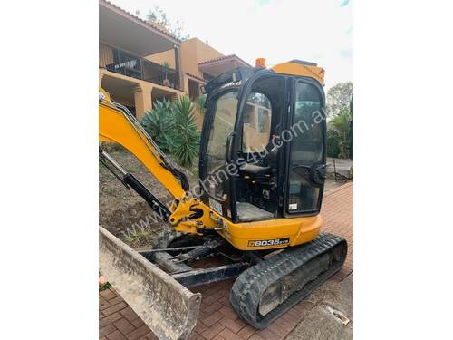 JCB 8035 Excavator with air con cab, 3 buckets 2600 hours with 6 Ton Hino Truck ring 