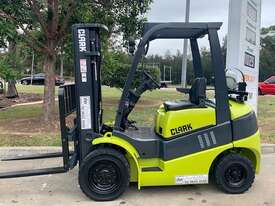 Almost new Clark 2.5 Tonne container mast forklift - picture0' - Click to enlarge