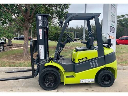 Almost new Clark 2.5 Tonne container mast forklift