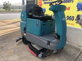 Tennant T7 Compact Ride On Floor Scrubber ONLY 327hrs - picture2' - Click to enlarge