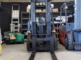 Toyota 2.5ton gas counter balance forklift  - picture0' - Click to enlarge