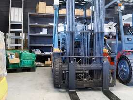 Toyota 2.5ton gas counter balance forklift  - picture2' - Click to enlarge