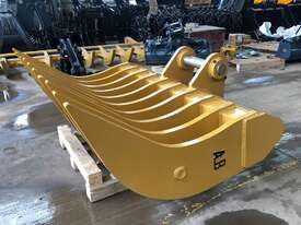 *BRAND NEW* 1 - 2 TONNE 700mm HEAVY DUTY STICK RAKE INC. CUSTOM HITCH - picture0' - Click to enlarge