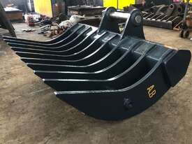 *BRAND NEW* 1 - 2 TONNE 700mm HEAVY DUTY STICK RAKE INC. CUSTOM HITCH - picture1' - Click to enlarge