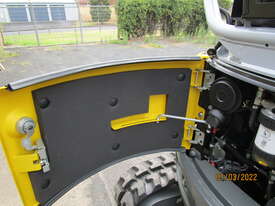 EZ17  EXCAVATOR with HYDRAULIC QUICK HITCH - picture2' - Click to enlarge